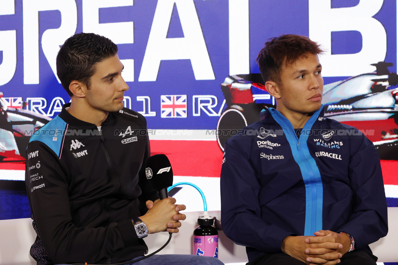 GP GRAN BRETAGNA, (L to R): Esteban Ocon (FRA) Alpine F1 Team e Alexander Albon (THA) Williams Racing in the FIA Press Conference.

06.07.2023. Formula 1 World Championship, Rd 11, British Grand Prix, Silverstone, England, Preparation Day.

- www.xpbimages.com, EMail: requests@xpbimages.com © Copyright: Bearne / XPB Images