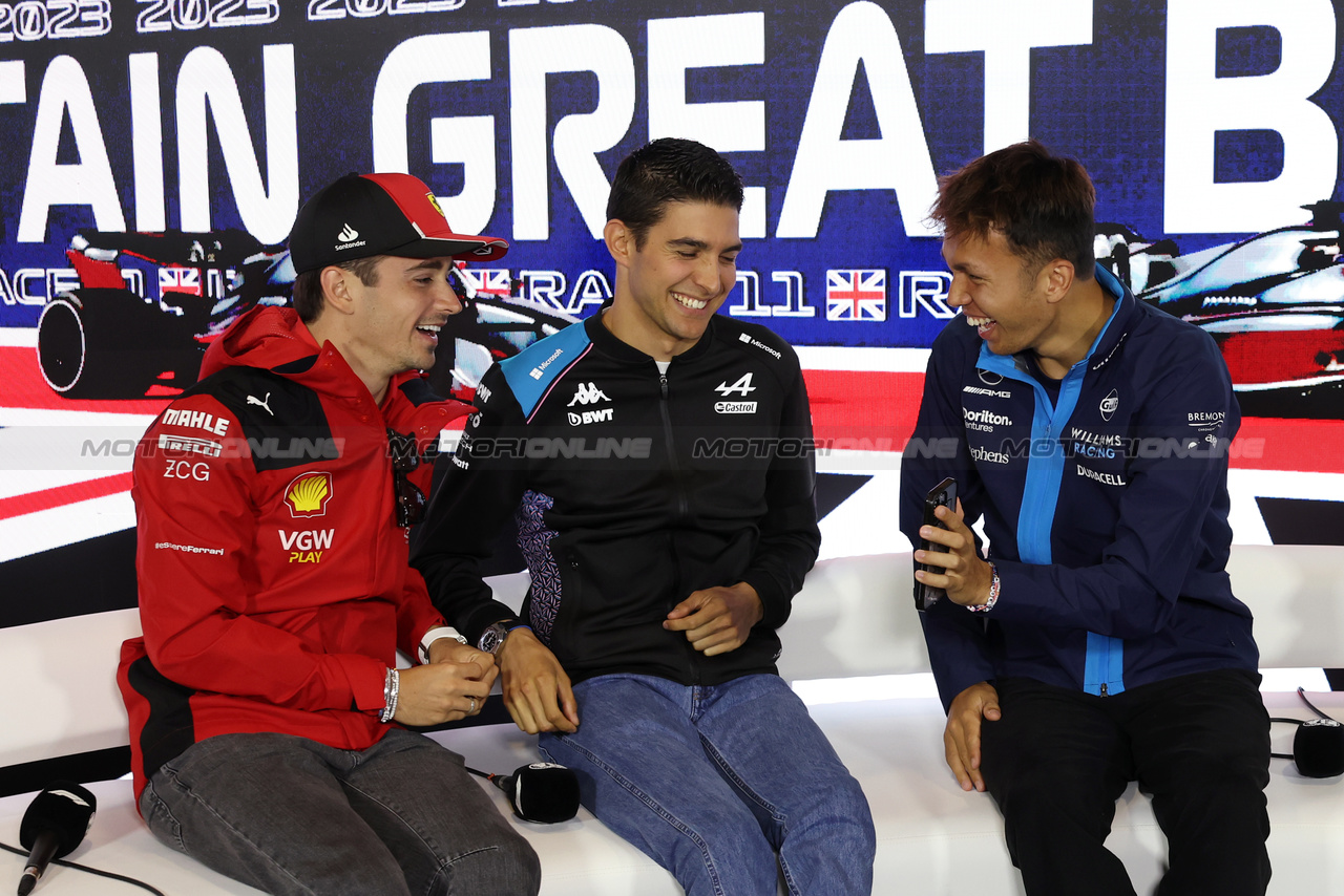 GP GRAN BRETAGNA, (L to R): Charles Leclerc (MON) Ferrari; Esteban Ocon (FRA) Alpine F1 Team; e Alexander Albon (THA) Williams Racing, in the FIA Press Conference.

06.07.2023. Formula 1 World Championship, Rd 11, British Grand Prix, Silverstone, England, Preparation Day.

- www.xpbimages.com, EMail: requests@xpbimages.com © Copyright: Bearne / XPB Images