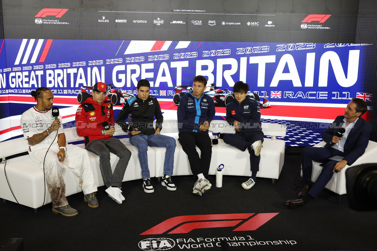 GP GRAN BRETAGNA, (L to R): Lewis Hamilton (GBR) Mercedes AMG F1; Charles Leclerc (MON) Ferrari; Esteban Ocon (FRA) Alpine F1 Team; Alexander Albon (THA) Williams Racing; e Yuki Tsunoda (JPN) AlphaTauri, in the FIA Press Conference.

06.07.2023. Formula 1 World Championship, Rd 11, British Grand Prix, Silverstone, England, Preparation Day.

- www.xpbimages.com, EMail: requests@xpbimages.com © Copyright: Bearne / XPB Images