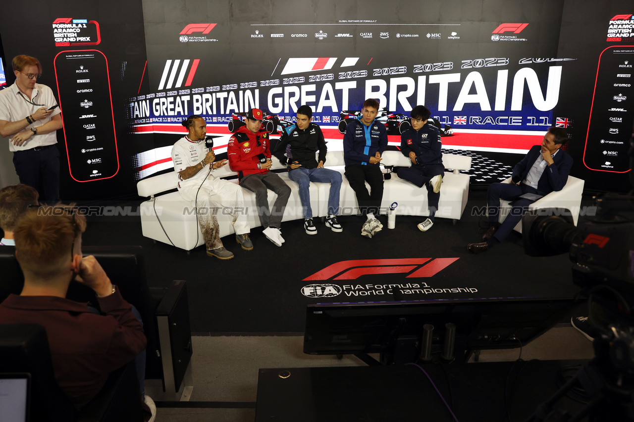 GP GRAN BRETAGNA, (L to R): Lewis Hamilton (GBR) Mercedes AMG F1; Charles Leclerc (MON) Ferrari; Esteban Ocon (FRA) Alpine F1 Team; Alexander Albon (THA) Williams Racing; e Yuki Tsunoda (JPN) AlphaTauri, in the FIA Press Conference.

06.07.2023. Formula 1 World Championship, Rd 11, British Grand Prix, Silverstone, England, Preparation Day.

- www.xpbimages.com, EMail: requests@xpbimages.com © Copyright: Bearne / XPB Images