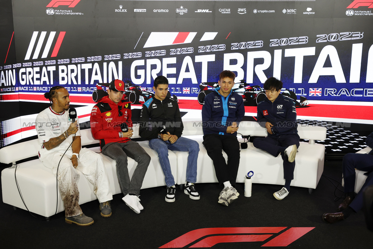 GP GRAN BRETAGNA, (L to R): Lewis Hamilton (GBR) Mercedes AMG F1; Charles Leclerc (MON) Ferrari; Esteban Ocon (FRA) Alpine F1 Team; Alexander Albon (THA) Williams Racing; e Yuki Tsunoda (JPN) AlphaTauri, in the FIA Press Conference.

06.07.2023. Formula 1 World Championship, Rd 11, British Grand Prix, Silverstone, England, Preparation Day.

- www.xpbimages.com, EMail: requests@xpbimages.com © Copyright: Bearne / XPB Images