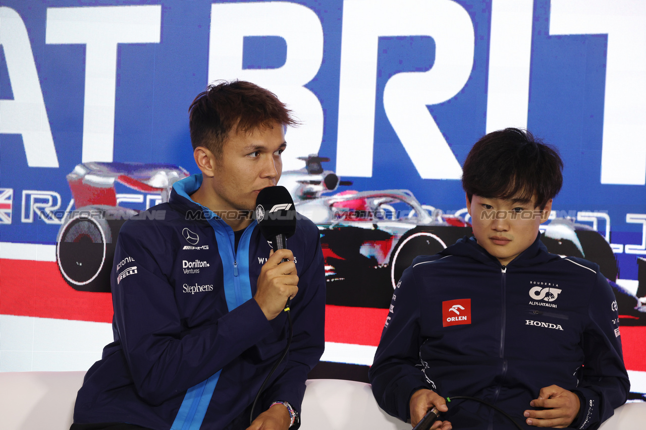 GP GRAN BRETAGNA, (L to R): Alexander Albon (THA) Williams Racing e Yuki Tsunoda (JPN) AlphaTauri in the FIA Press Conference.

06.07.2023. Formula 1 World Championship, Rd 11, British Grand Prix, Silverstone, England, Preparation Day.

- www.xpbimages.com, EMail: requests@xpbimages.com © Copyright: Bearne / XPB Images
