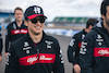 GP GRAN BRETAGNA, Zhou Guanyu (CHN) Alfa Romeo F1 Team walks the circuit with the team.
06.07.2023. Formula 1 World Championship, Rd 11, British Grand Prix, Silverstone, England, Preparation Day.
- www.xpbimages.com, EMail: requests@xpbimages.com © Copyright: Bearne / XPB Images