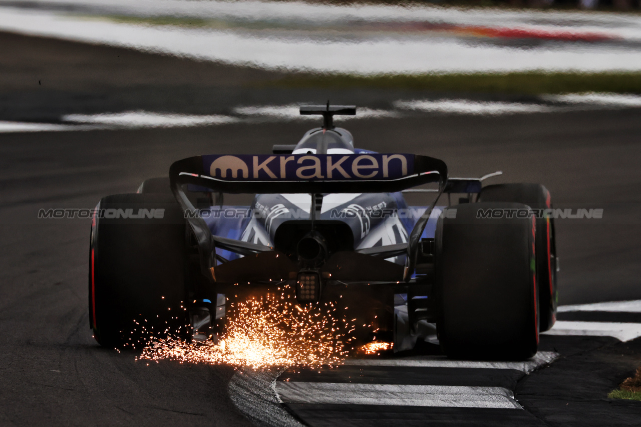 GP GRAN BRETAGNA, Alexander Albon (THA) Williams Racing FW45 sends sparks flying.

08.07.2023. Formula 1 World Championship, Rd 11, British Grand Prix, Silverstone, England, Qualifiche Day.

 - www.xpbimages.com, EMail: requests@xpbimages.com © Copyright: Coates / XPB Images