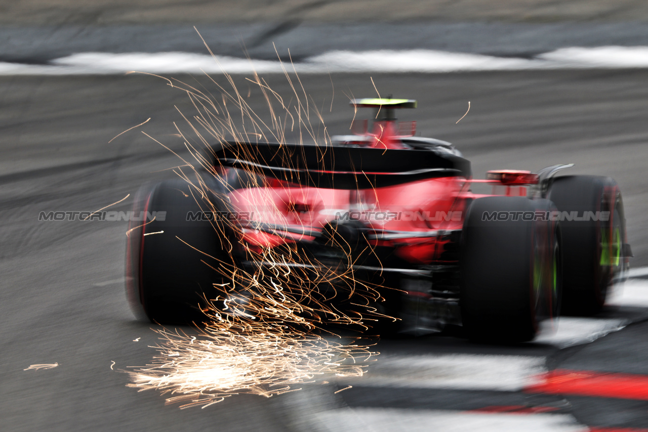 GP GRAN BRETAGNA, Carlos Sainz Jr (ESP) Ferrari SF-23 sends sparks flying.

08.07.2023. Formula 1 World Championship, Rd 11, British Grand Prix, Silverstone, England, Qualifiche Day.

 - www.xpbimages.com, EMail: requests@xpbimages.com © Copyright: Coates / XPB Images