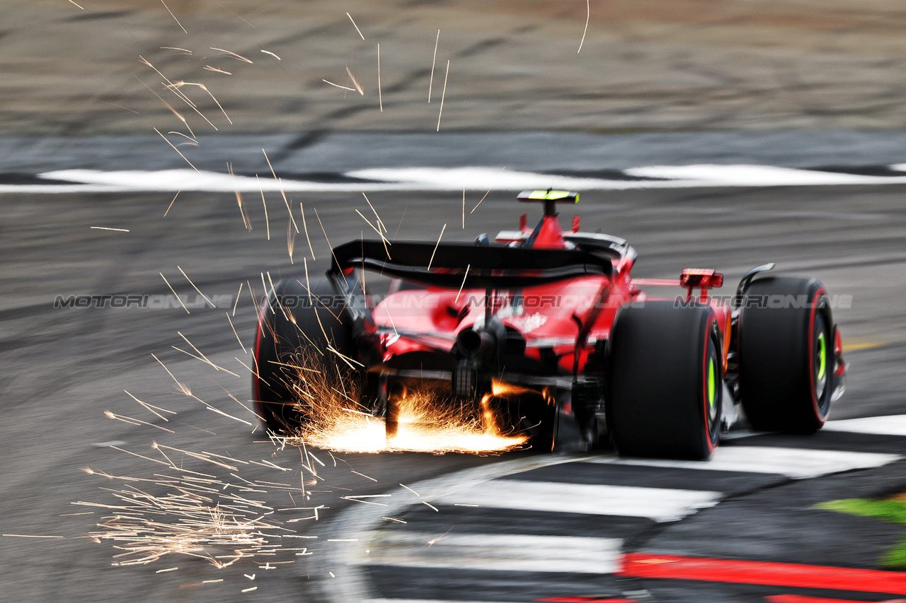 GP GRAN BRETAGNA, Carlos Sainz Jr (ESP) Ferrari SF-23 sends sparks flying.

08.07.2023. Formula 1 World Championship, Rd 11, British Grand Prix, Silverstone, England, Qualifiche Day.

 - www.xpbimages.com, EMail: requests@xpbimages.com © Copyright: Coates / XPB Images