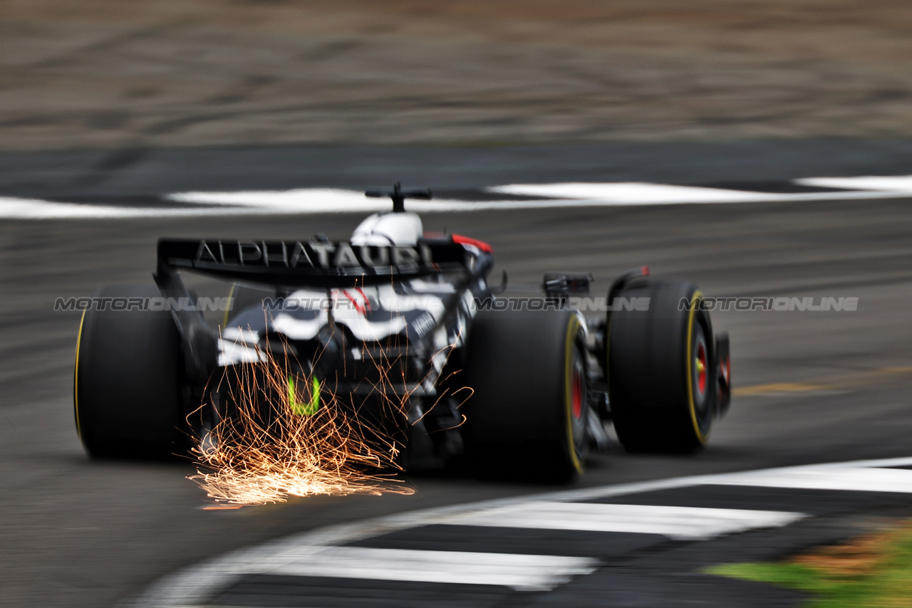 GP GRAN BRETAGNA, Nyck de Vries (NLD) AlphaTauri AT04 sends sparks flying.

08.07.2023. Formula 1 World Championship, Rd 11, British Grand Prix, Silverstone, England, Qualifiche Day.

 - www.xpbimages.com, EMail: requests@xpbimages.com © Copyright: Coates / XPB Images