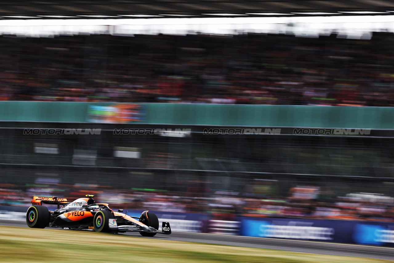 GP GRAN BRETAGNA, Lando Norris (GBR) McLaren MCL60.

08.07.2023. Formula 1 World Championship, Rd 11, British Grand Prix, Silverstone, England, Qualifiche Day.

- www.xpbimages.com, EMail: requests@xpbimages.com © Copyright: Bearne / XPB Images