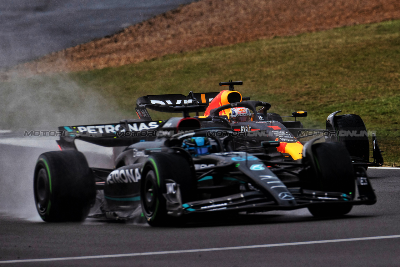 GP GRAN BRETAGNA, Max Verstappen (NLD) Red Bull Racing RB19 e George Russell (GBR) Mercedes AMG F1 W14.

08.07.2023. Formula 1 World Championship, Rd 11, British Grand Prix, Silverstone, England, Qualifiche Day.

- www.xpbimages.com, EMail: requests@xpbimages.com © Copyright: Staley / XPB Images