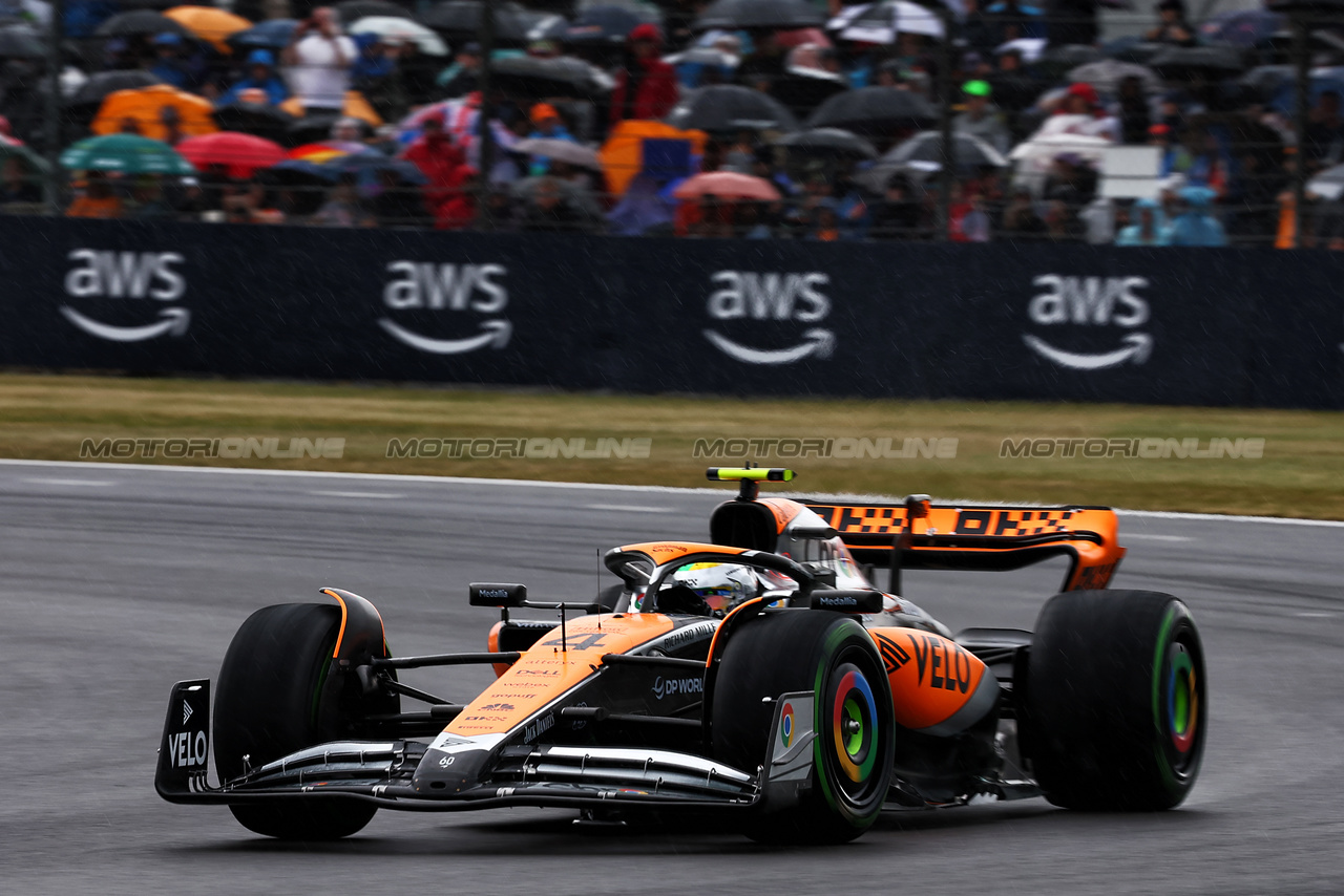 GP GRAN BRETAGNA, Lando Norris (GBR) McLaren MCL60.

08.07.2023. Formula 1 World Championship, Rd 11, British Grand Prix, Silverstone, England, Qualifiche Day.

- www.xpbimages.com, EMail: requests@xpbimages.com © Copyright: Batchelor / XPB Images