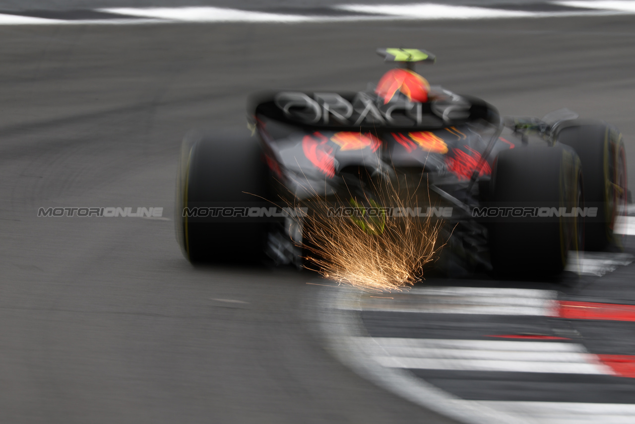 GP GRAN BRETAGNA, Sergio Perez (MEX) Red Bull Racing RB19.

08.07.2023. Formula 1 World Championship, Rd 11, British Grand Prix, Silverstone, England, Qualifiche Day.

 - www.xpbimages.com, EMail: requests@xpbimages.com © Copyright: Coates / XPB Images