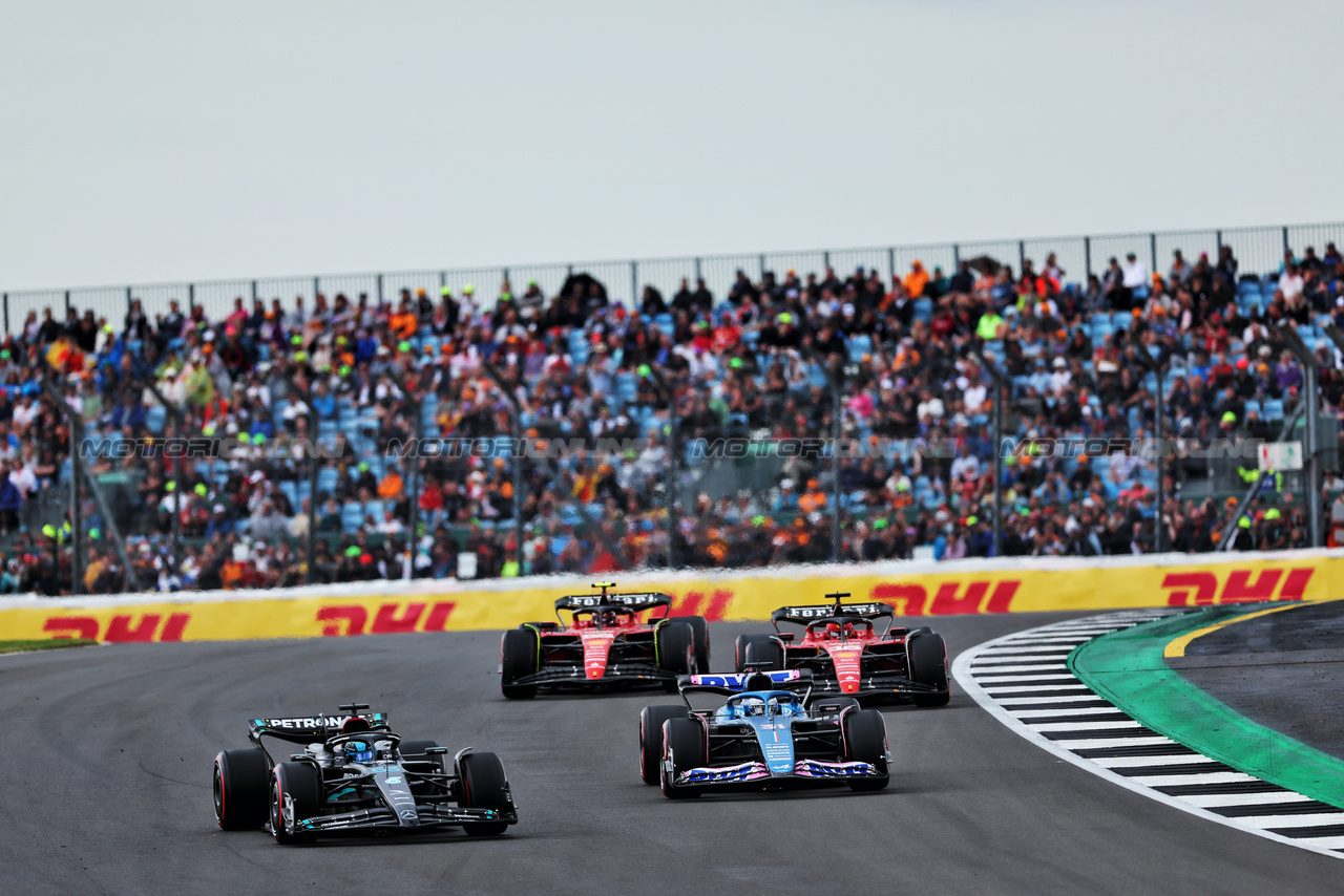 GP GRAN BRETAGNA, George Russell (GBR) Mercedes AMG F1 W14 davanti a Esteban Ocon (FRA) Alpine F1 Team A523.

08.07.2023. Formula 1 World Championship, Rd 11, British Grand Prix, Silverstone, England, Qualifiche Day.

 - www.xpbimages.com, EMail: requests@xpbimages.com © Copyright: Rew / XPB Images