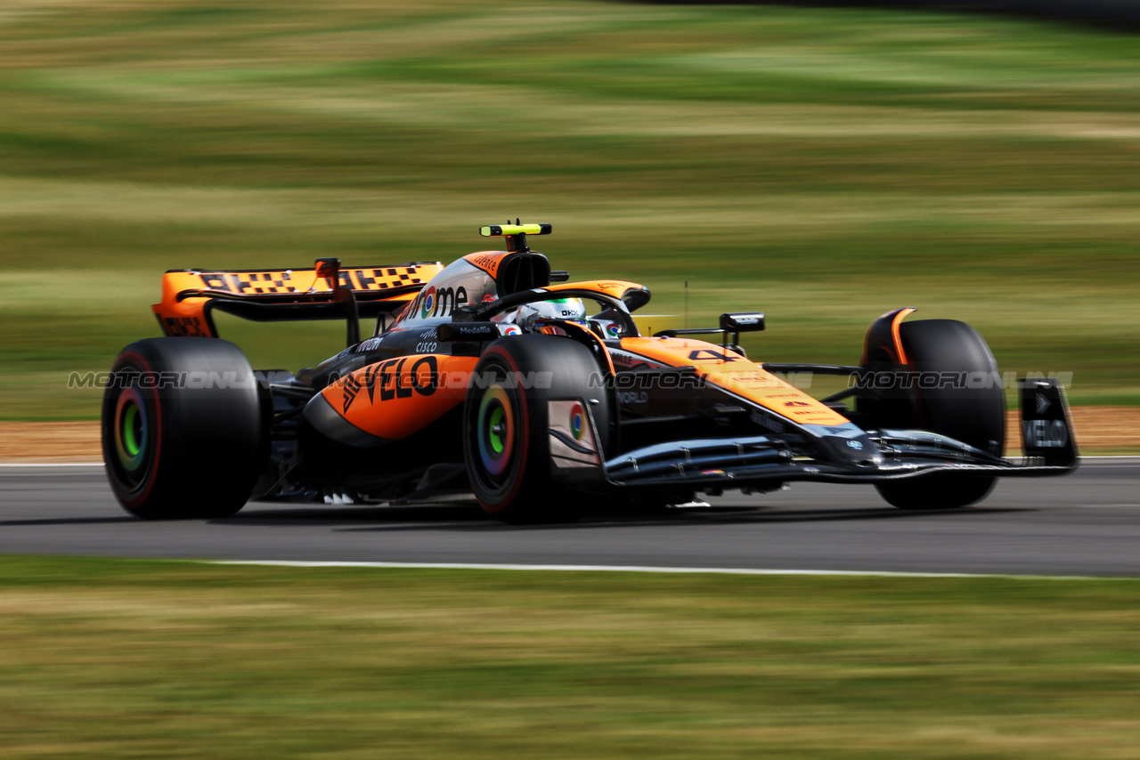 GP GRAN BRETAGNA, Lando Norris (GBR) McLaren MCL60.

08.07.2023. Formula 1 World Championship, Rd 11, British Grand Prix, Silverstone, England, Qualifiche Day.

 - www.xpbimages.com, EMail: requests@xpbimages.com © Copyright: Rew / XPB Images