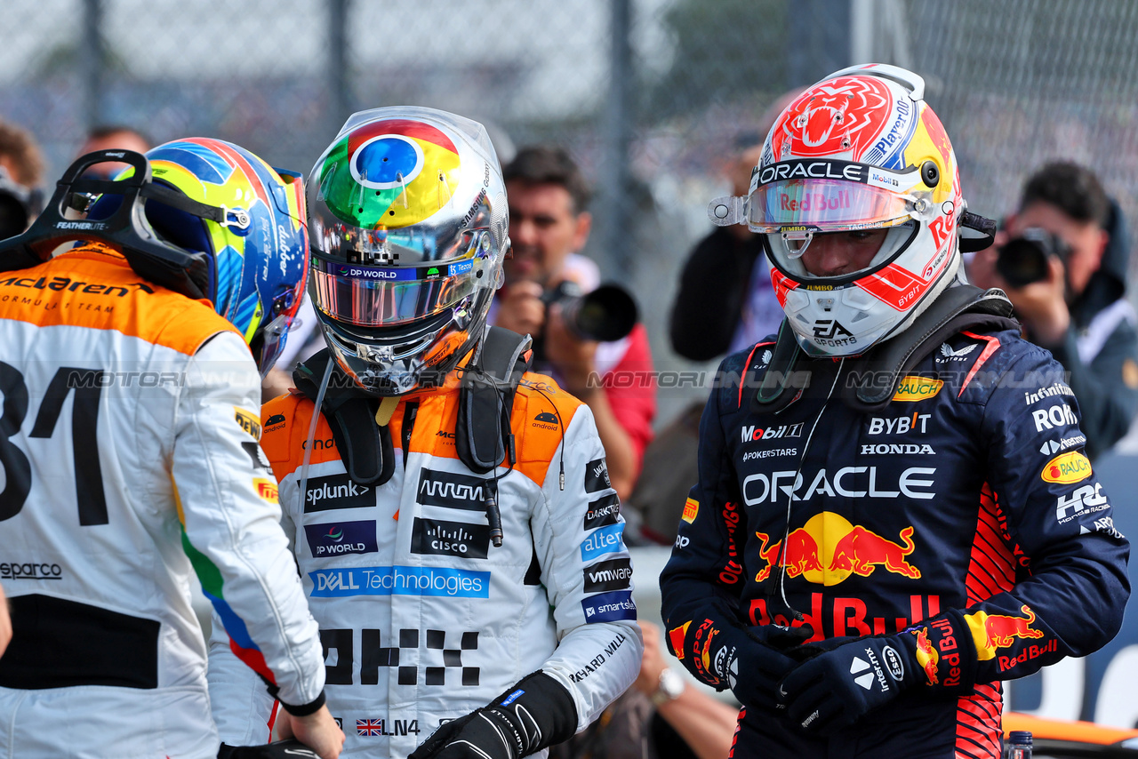 GP GRAN BRETAGNA, (L to R): Oscar Piastri (AUS) McLaren; Lando Norris (GBR) McLaren; e Max Verstappen (NLD) Red Bull Racing in qualifying parc ferme.

08.07.2023. Formula 1 World Championship, Rd 11, British Grand Prix, Silverstone, England, Qualifiche Day.

- www.xpbimages.com, EMail: requests@xpbimages.com © Copyright: Batchelor / XPB Images