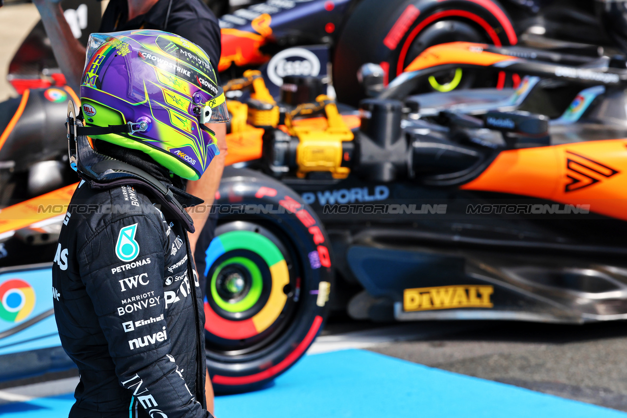 GP GRAN BRETAGNA, Lewis Hamilton (GBR) Mercedes AMG F1 W14 looks at the McLaren MCL60 in qualifying parc ferme.

08.07.2023. Formula 1 World Championship, Rd 11, British Grand Prix, Silverstone, England, Qualifiche Day.

- www.xpbimages.com, EMail: requests@xpbimages.com © Copyright: Batchelor / XPB Images