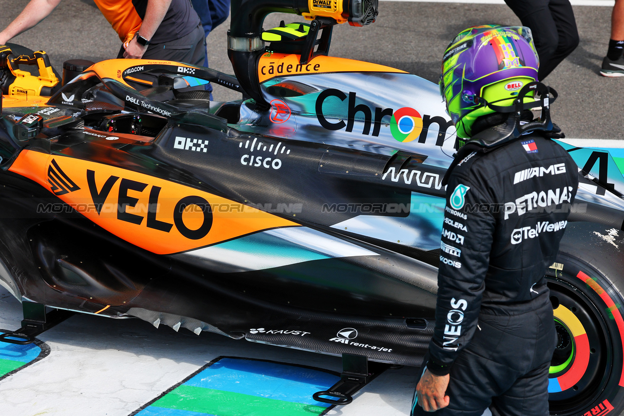 GP GRAN BRETAGNA, Lewis Hamilton (GBR) Mercedes AMG F1 W14 looks at the McLaren MCL60 in qualifying parc ferme.

08.07.2023. Formula 1 World Championship, Rd 11, British Grand Prix, Silverstone, England, Qualifiche Day.

- www.xpbimages.com, EMail: requests@xpbimages.com © Copyright: Batchelor / XPB Images