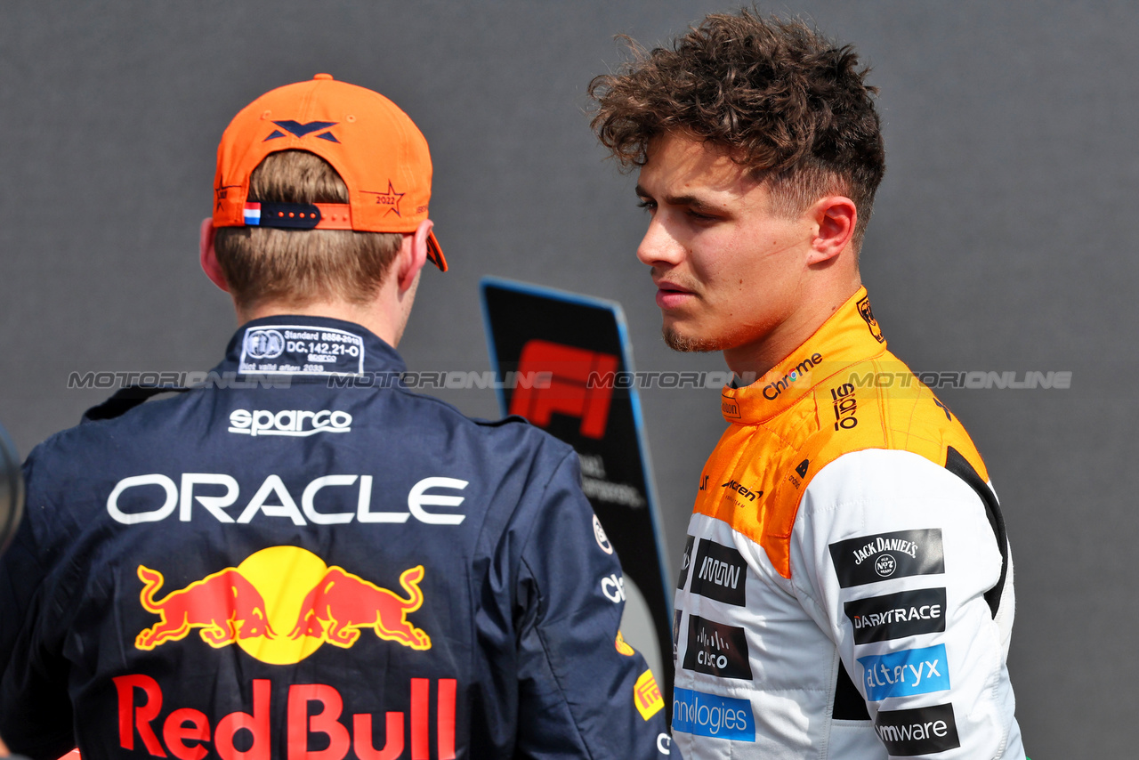 GP GRAN BRETAGNA, (L to R): Pole sitter Max Verstappen (NLD) Red Bull Racing with second placed Lando Norris (GBR) McLaren in qualifying parc ferme.

08.07.2023. Formula 1 World Championship, Rd 11, British Grand Prix, Silverstone, England, Qualifiche Day.

- www.xpbimages.com, EMail: requests@xpbimages.com © Copyright: Batchelor / XPB Images