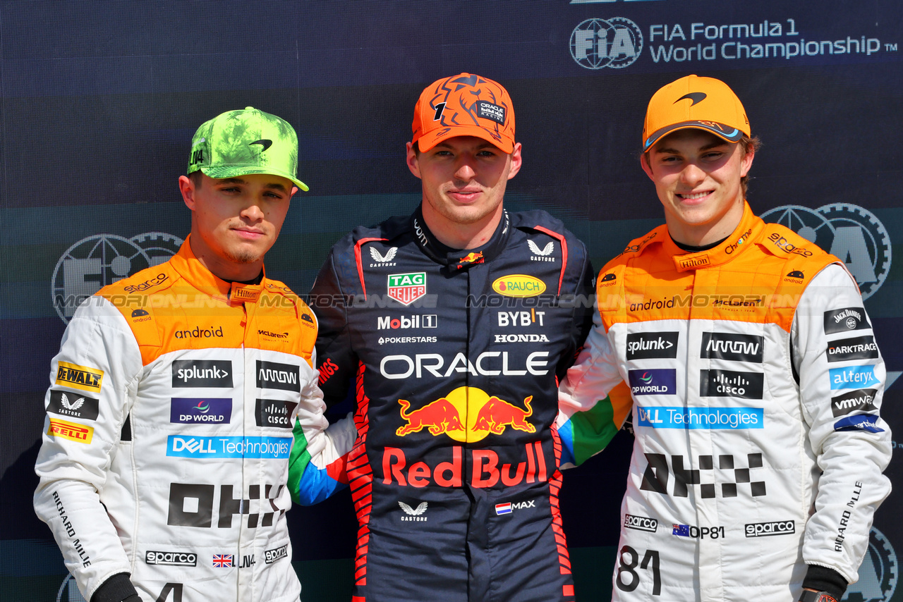 GP GRAN BRETAGNA, Top three in qualifying parc ferme (L to R): Lando Norris (GBR) McLaren, second; Max Verstappen (NLD) Red Bull Racing, pole position; Oscar Piastri (AUS) McLaren, third.

08.07.2023. Formula 1 World Championship, Rd 11, British Grand Prix, Silverstone, England, Qualifiche Day.

- www.xpbimages.com, EMail: requests@xpbimages.com © Copyright: Batchelor / XPB Images