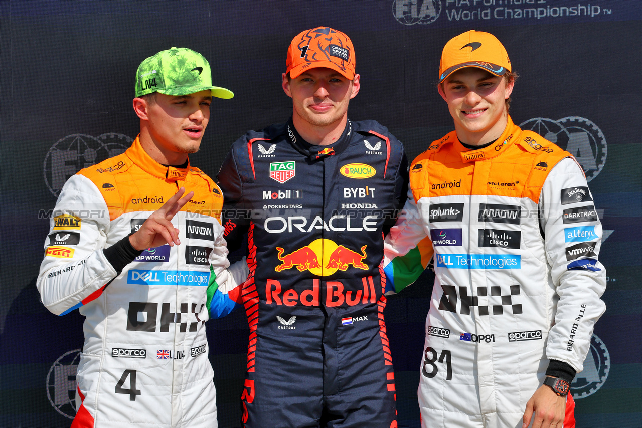 GP GRAN BRETAGNA, Top three in qualifying parc ferme (L to R): Lando Norris (GBR) McLaren, second; Max Verstappen (NLD) Red Bull Racing, pole position; Oscar Piastri (AUS) McLaren, third.

08.07.2023. Formula 1 World Championship, Rd 11, British Grand Prix, Silverstone, England, Qualifiche Day.

- www.xpbimages.com, EMail: requests@xpbimages.com © Copyright: Batchelor / XPB Images
