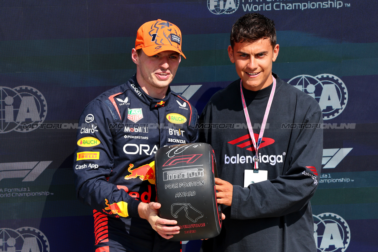 GP GRAN BRETAGNA, (L to R): Max Verstappen (NLD) Red Bull Racing receives the Pirelli Pole Position Award from Paulo Dybala (ARG) Football Player.

08.07.2023. Formula 1 World Championship, Rd 11, British Grand Prix, Silverstone, England, Qualifiche Day.

- www.xpbimages.com, EMail: requests@xpbimages.com © Copyright: Batchelor / XPB Images