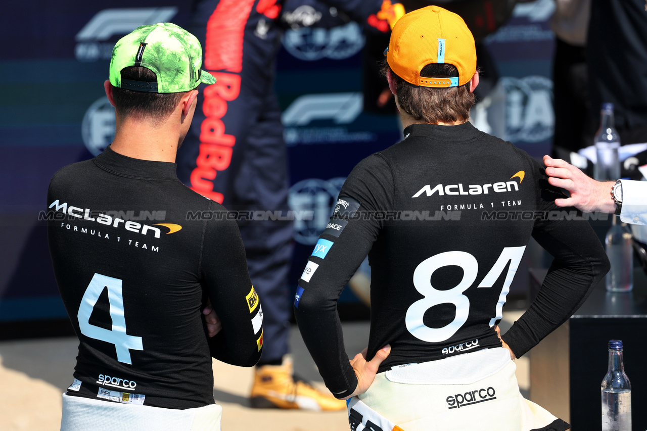 GP GRAN BRETAGNA, (L to R): Second placed Lando Norris (GBR) McLaren with third placed team mate Oscar Piastri (AUS) McLaren in qualifying parc ferme.

08.07.2023. Formula 1 World Championship, Rd 11, British Grand Prix, Silverstone, England, Qualifiche Day.

- www.xpbimages.com, EMail: requests@xpbimages.com © Copyright: Batchelor / XPB Images