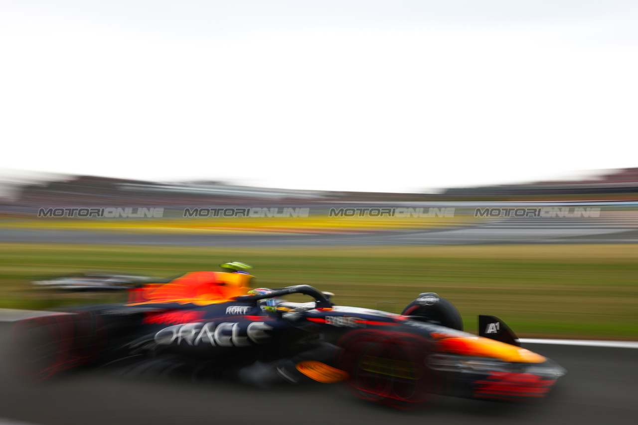 GP GRAN BRETAGNA, Sergio Perez (MEX), Red Bull Racing 
08.07.2023. Formula 1 World Championship, Rd 11, British Grand Prix, Silverstone, England, Qualifiche Day.
- www.xpbimages.com, EMail: requests@xpbimages.com © Copyright: Charniaux / XPB Images