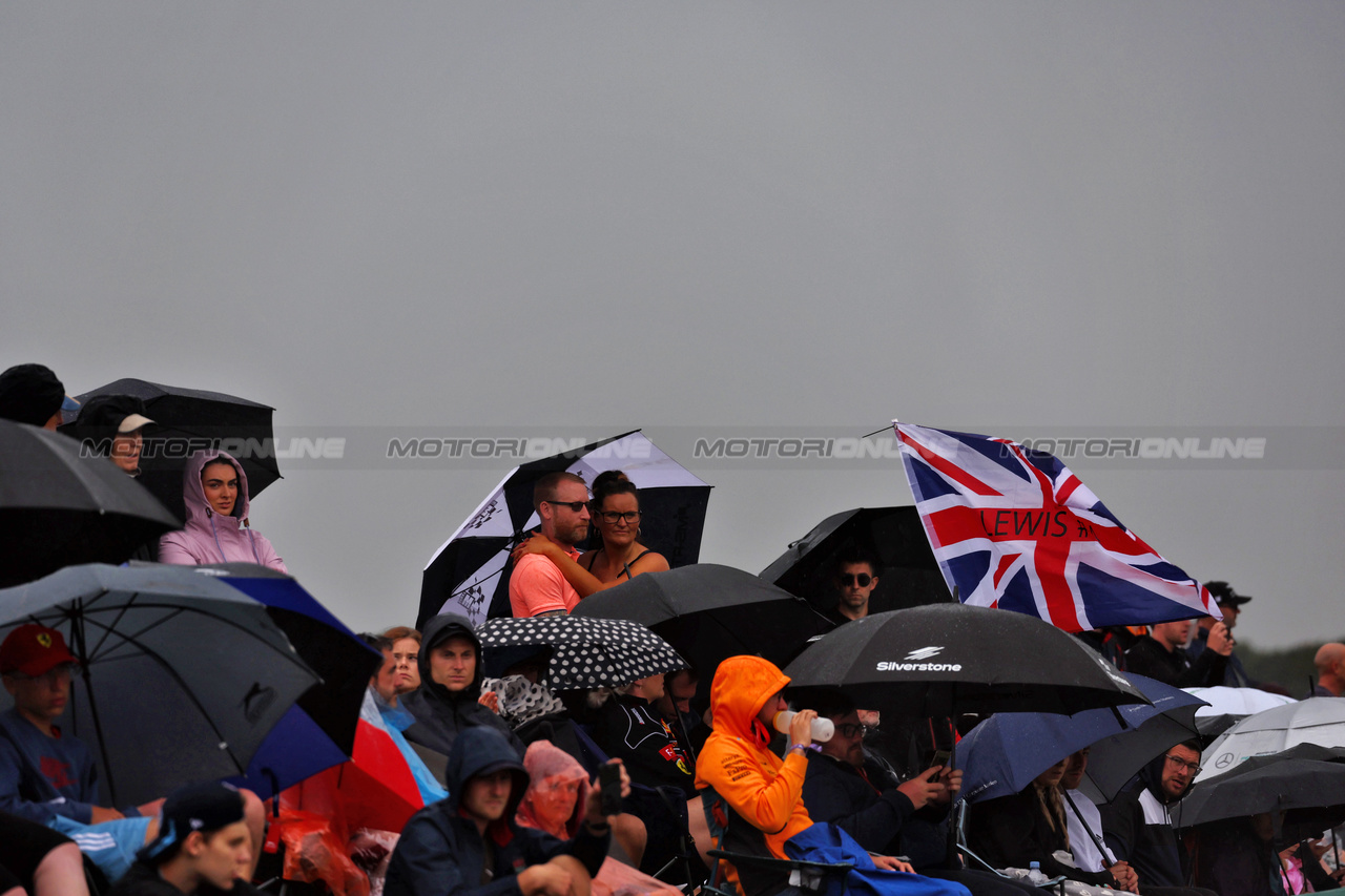 GP GRAN BRETAGNA, Circuit Atmosfera - fans in the rain.

08.07.2023. Formula 1 World Championship, Rd 11, British Grand Prix, Silverstone, England, Qualifiche Day.

 - www.xpbimages.com, EMail: requests@xpbimages.com © Copyright: Coates / XPB Images