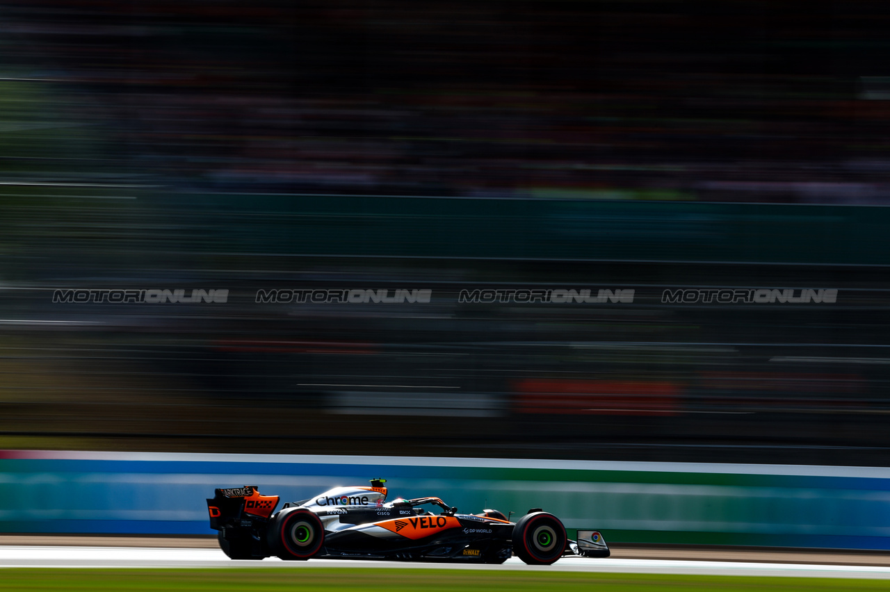 GP GRAN BRETAGNA, Lando Norris (GBR), McLaren F1 Team 
08.07.2023. Formula 1 World Championship, Rd 11, British Grand Prix, Silverstone, England, Qualifiche Day.
- www.xpbimages.com, EMail: requests@xpbimages.com © Copyright: Charniaux / XPB Images