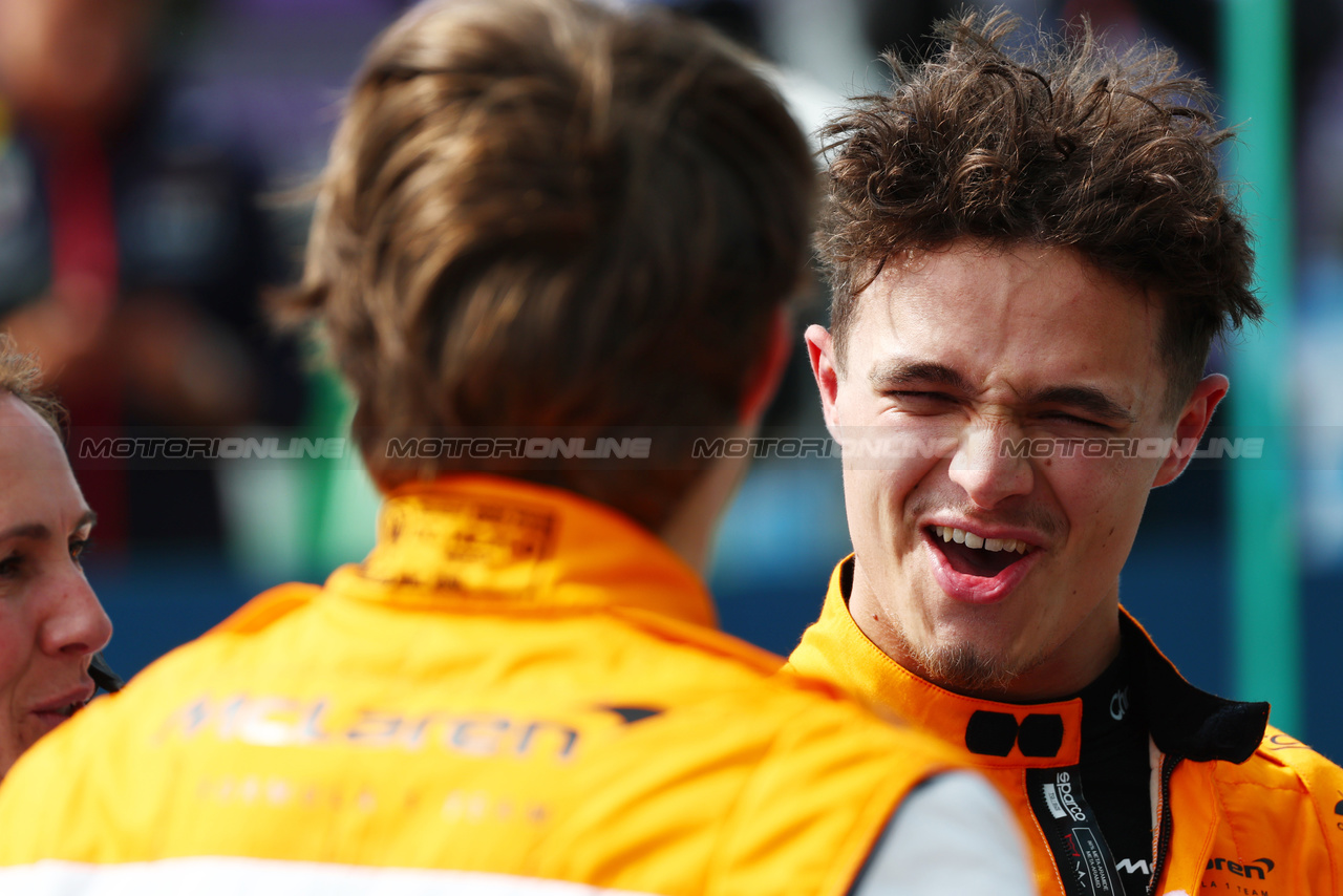 GP GRAN BRETAGNA, Lando Norris (GBR) McLaren with team mate Oscar Piastri (AUS) McLaren in qualifying parc ferme.

08.07.2023. Formula 1 World Championship, Rd 11, British Grand Prix, Silverstone, England, Qualifiche Day.

 - www.xpbimages.com, EMail: requests@xpbimages.com © Copyright: Coates / XPB Images