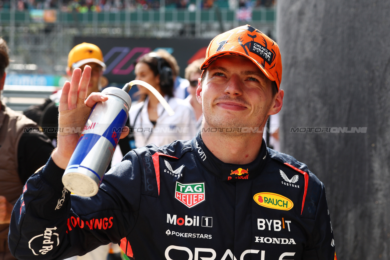 GP GRAN BRETAGNA, Pole sitter Max Verstappen (NLD) Red Bull Racing in qualifying parc ferme.

08.07.2023. Formula 1 World Championship, Rd 11, British Grand Prix, Silverstone, England, Qualifiche Day.

 - www.xpbimages.com, EMail: requests@xpbimages.com © Copyright: Coates / XPB Images