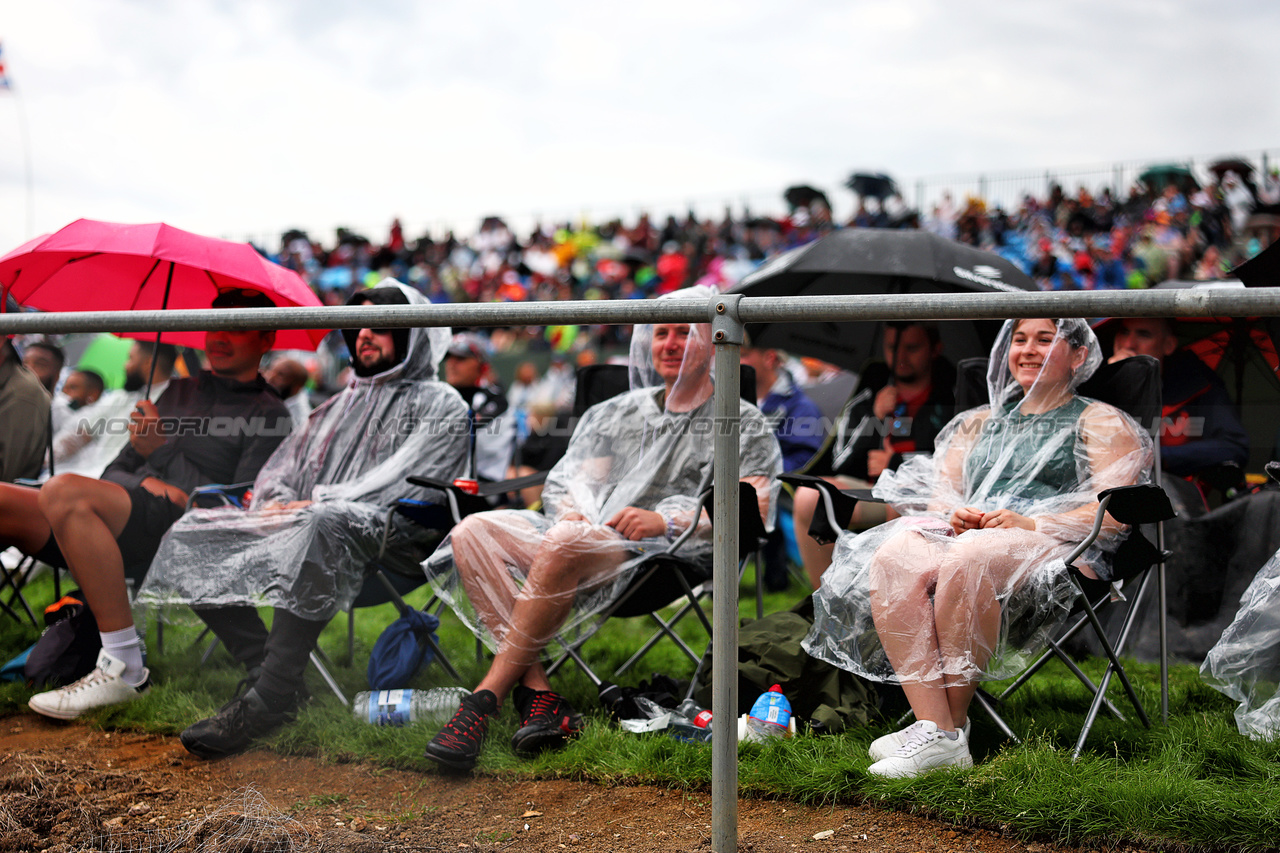 GP GRAN BRETAGNA, Circuit Atmosfera - fans in the rain.

08.07.2023. Formula 1 World Championship, Rd 11, British Grand Prix, Silverstone, England, Qualifiche Day.

 - www.xpbimages.com, EMail: requests@xpbimages.com © Copyright: Coates / XPB Images