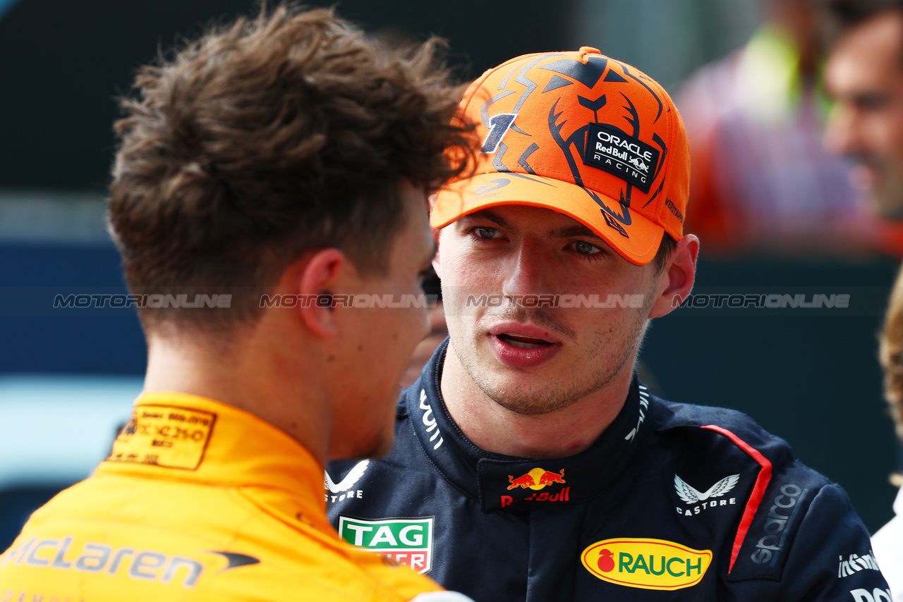 GP GRAN BRETAGNA, Pole sitter Max Verstappen (NLD) Red Bull Racing in qualifying parc ferme with second placed Lando Norris (GBR) McLaren.

08.07.2023. Formula 1 World Championship, Rd 11, British Grand Prix, Silverstone, England, Qualifiche Day.

 - www.xpbimages.com, EMail: requests@xpbimages.com © Copyright: Coates / XPB Images