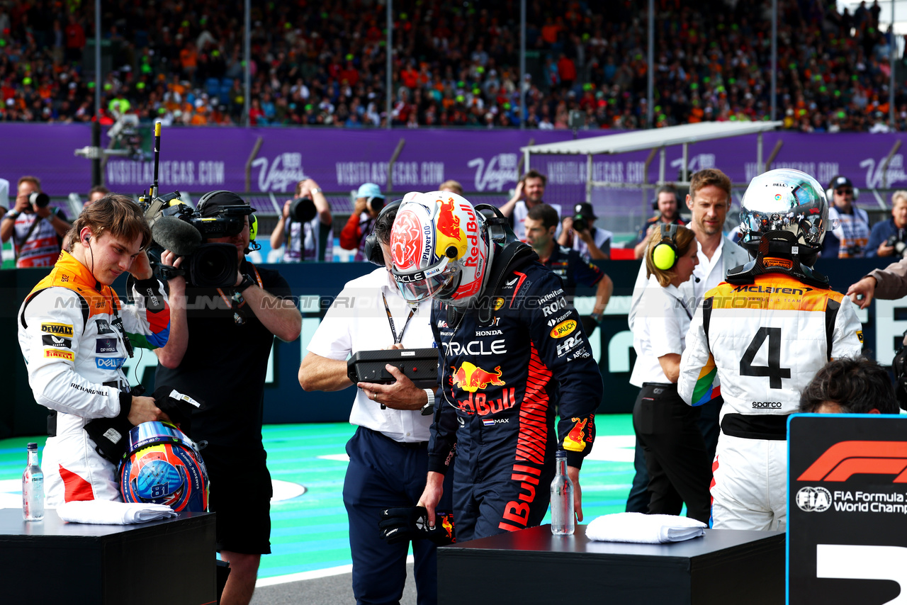 GP GRAN BRETAGNA, (L to R): Oscar Piastri (AUS) McLaren with pole sitter Max Verstappen (NLD) Red Bull Racing e Lando Norris (GBR) McLaren in qualifying parc ferme.

08.07.2023. Formula 1 World Championship, Rd 11, British Grand Prix, Silverstone, England, Qualifiche Day.

 - www.xpbimages.com, EMail: requests@xpbimages.com © Copyright: Coates / XPB Images