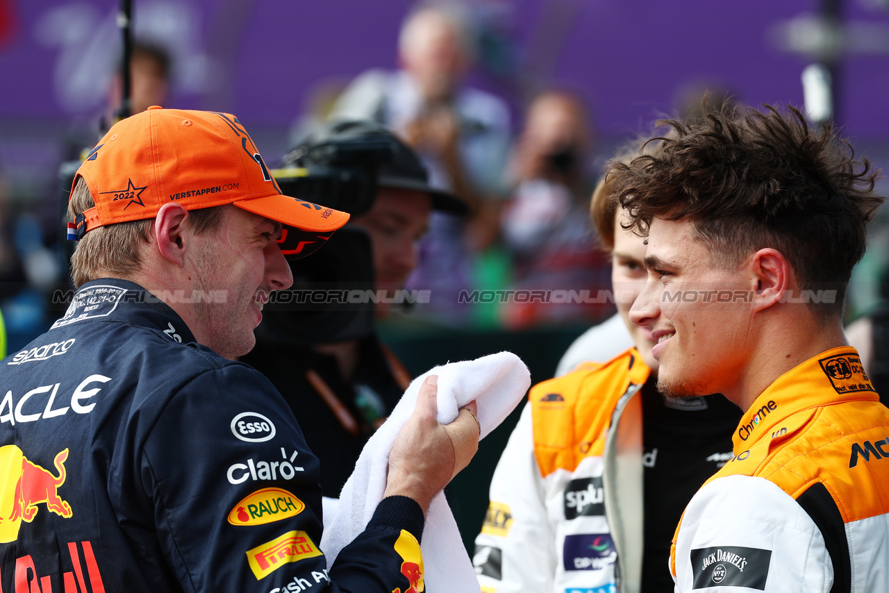 GP GRAN BRETAGNA, (L to R): Pole sitter Max Verstappen (NLD) Red Bull Racing in qualifying parc ferme with second placed Lando Norris (GBR) McLaren.

08.07.2023. Formula 1 World Championship, Rd 11, British Grand Prix, Silverstone, England, Qualifiche Day.

 - www.xpbimages.com, EMail: requests@xpbimages.com © Copyright: Coates / XPB Images