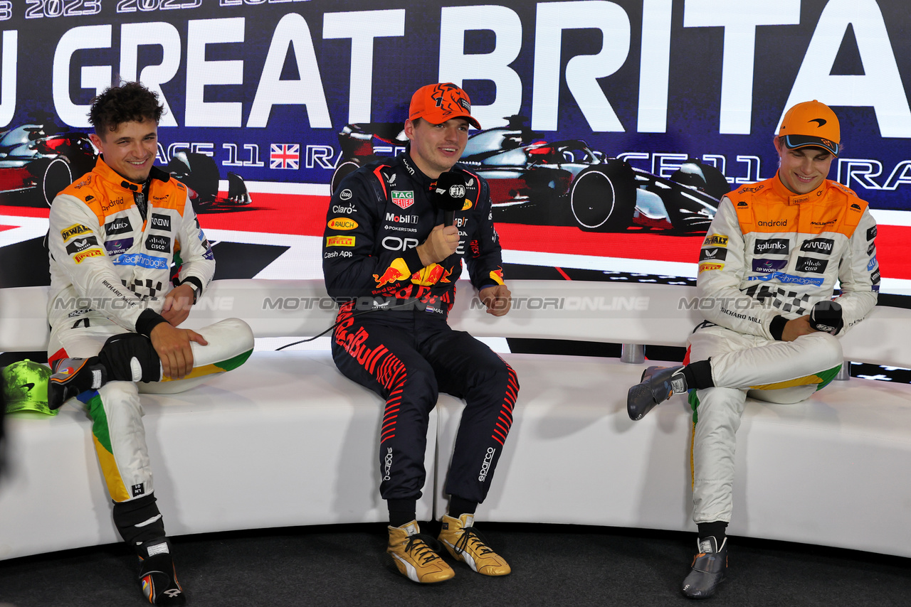 GP GRAN BRETAGNA, (L to R): Lando Norris (GBR) McLaren with Max Verstappen (NLD) Red Bull Racing e Oscar Piastri (AUS) McLaren in the post qualifying FIA Press Conference.

08.07.2023. Formula 1 World Championship, Rd 11, British Grand Prix, Silverstone, England, Qualifiche Day.

- www.xpbimages.com, EMail: requests@xpbimages.com © Copyright: Staley / XPB Images