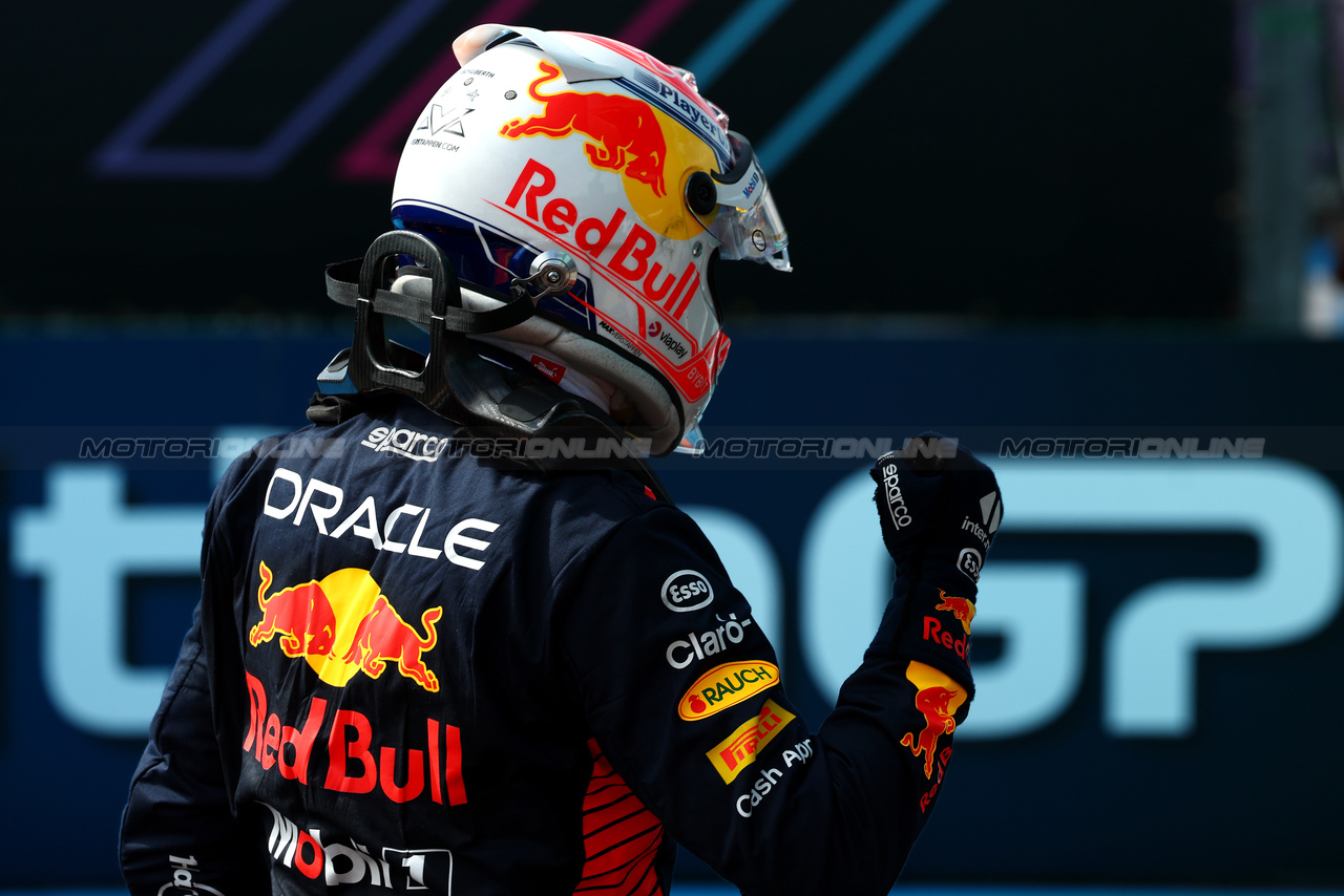 GP GRAN BRETAGNA, Max Verstappen (NLD) Red Bull Racing celebrates his pole position in qualifying parc ferme.

08.07.2023. Formula 1 World Championship, Rd 11, British Grand Prix, Silverstone, England, Qualifiche Day.

 - www.xpbimages.com, EMail: requests@xpbimages.com © Copyright: Coates / XPB Images