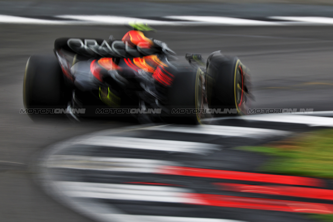 GP GRAN BRETAGNA, Sergio Perez (MEX) Red Bull Racing RB19.

08.07.2023. Formula 1 World Championship, Rd 11, British Grand Prix, Silverstone, England, Qualifiche Day.

 - www.xpbimages.com, EMail: requests@xpbimages.com © Copyright: Coates / XPB Images