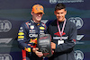GP GRAN BRETAGNA, (L to R): Max Verstappen (NLD) Red Bull Racing receives the Pirelli Pole Position Award from Paulo Dybala (ARG) Football Player.
08.07.2023. Formula 1 World Championship, Rd 11, British Grand Prix, Silverstone, England, Qualifiche Day.
- www.xpbimages.com, EMail: requests@xpbimages.com © Copyright: Batchelor / XPB Images