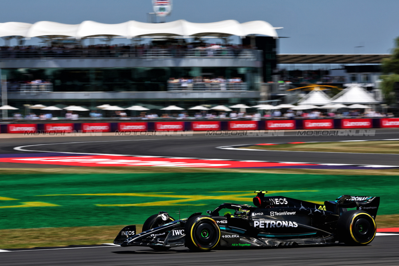 GP GRAN BRETAGNA, Lewis Hamilton (GBR) Mercedes AMG F1 W14.

07.07.2023. Formula 1 World Championship, Rd 11, British Grand Prix, Silverstone, England, Practice Day.

 - www.xpbimages.com, EMail: requests@xpbimages.com © Copyright: Coates / XPB Images