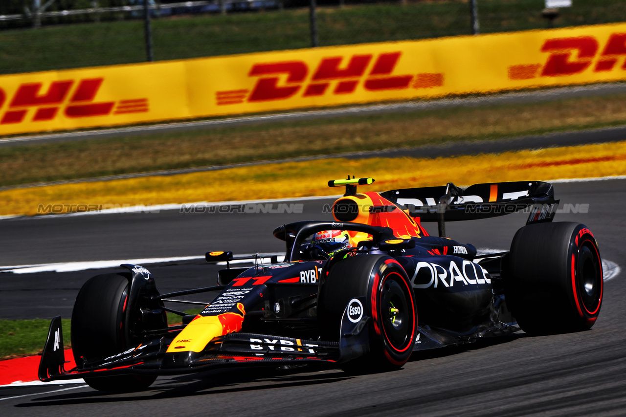 GP GRAN BRETAGNA, Sergio Perez (MEX) Red Bull Racing RB19.

07.07.2023. Formula 1 World Championship, Rd 11, British Grand Prix, Silverstone, England, Practice Day.

- www.xpbimages.com, EMail: requests@xpbimages.com © Copyright: Moy / XPB Images