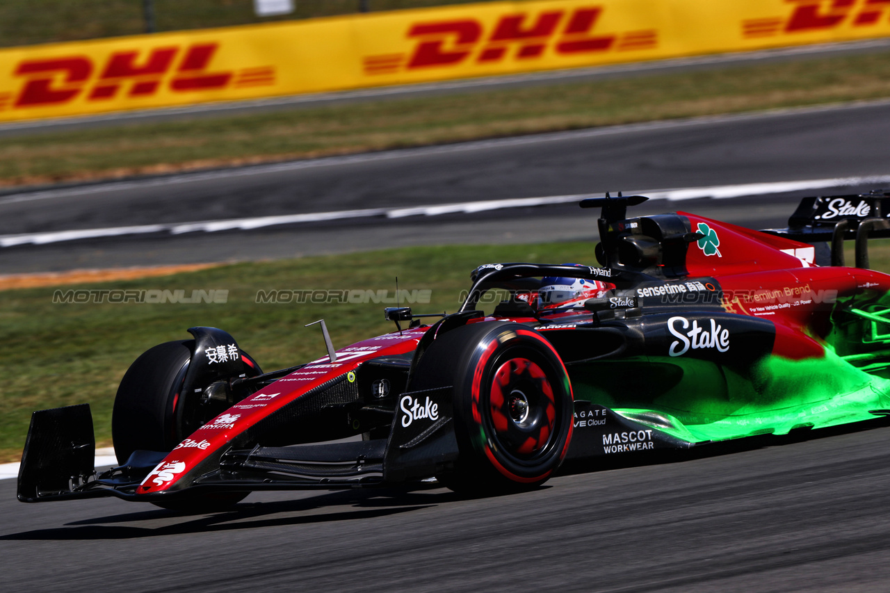 GP GRAN BRETAGNA, Zhou Guanyu (CHN) Alfa Romeo F1 Team C43 with flow-vis paint.

07.07.2023. Formula 1 World Championship, Rd 11, British Grand Prix, Silverstone, England, Practice Day.

- www.xpbimages.com, EMail: requests@xpbimages.com © Copyright: Moy / XPB Images