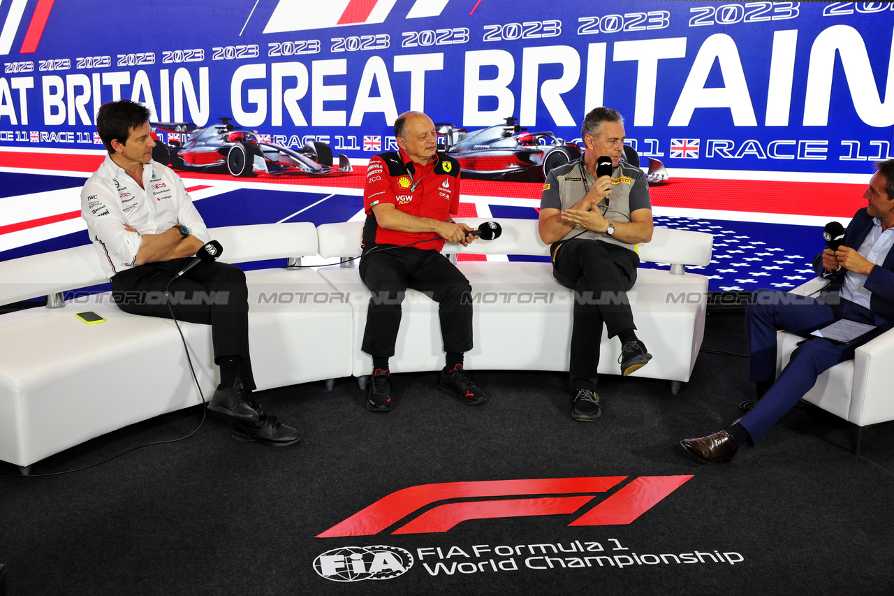 GP GRAN BRETAGNA, (L to R): Toto Wolff (GER) Mercedes AMG F1 Shareholder e Executive Director; Frederic Vasseur (FRA) Ferrari Team Principal; e Mario Isola (ITA) Pirelli Racing Manager, in the FIA Press Conference.

07.07.2023. Formula 1 World Championship, Rd 11, British Grand Prix, Silverstone, England, Practice Day.

- www.xpbimages.com, EMail: requests@xpbimages.com © Copyright: Bearne / XPB Images
