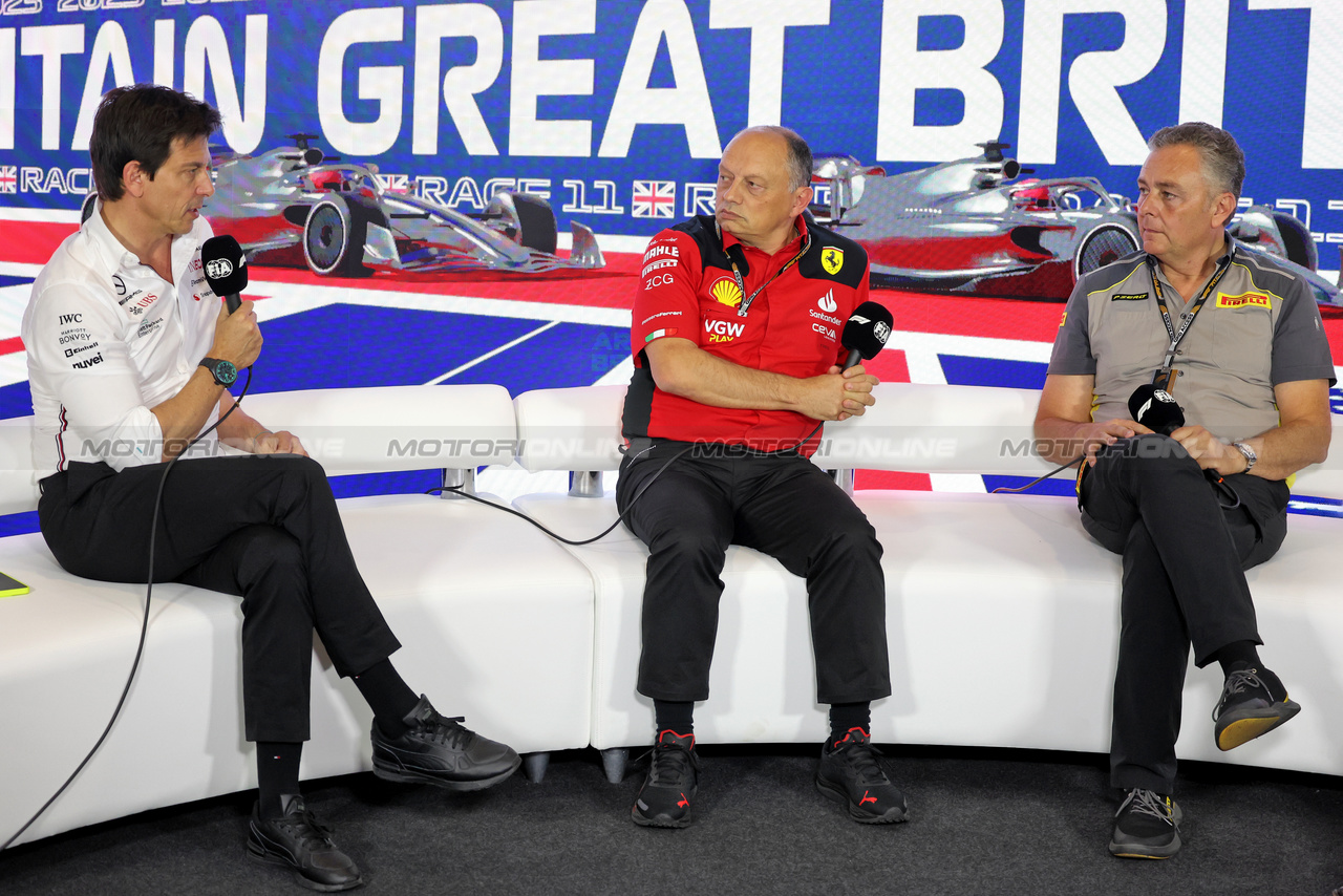 GP GRAN BRETAGNA, (L to R): Toto Wolff (GER) Mercedes AMG F1 Shareholder e Executive Director; Frederic Vasseur (FRA) Ferrari Team Principal; e Mario Isola (ITA) Pirelli Racing Manager, in the FIA Press Conference.

07.07.2023. Formula 1 World Championship, Rd 11, British Grand Prix, Silverstone, England, Practice Day.

- www.xpbimages.com, EMail: requests@xpbimages.com © Copyright: Bearne / XPB Images