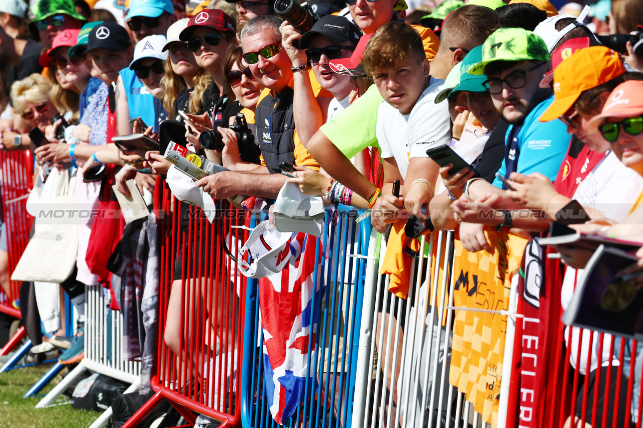 GP GRAN BRETAGNA, Circuit Atmosfera - fans.

07.07.2023. Formula 1 World Championship, Rd 11, British Grand Prix, Silverstone, England, Practice Day.

 - www.xpbimages.com, EMail: requests@xpbimages.com © Copyright: Coates / XPB Images