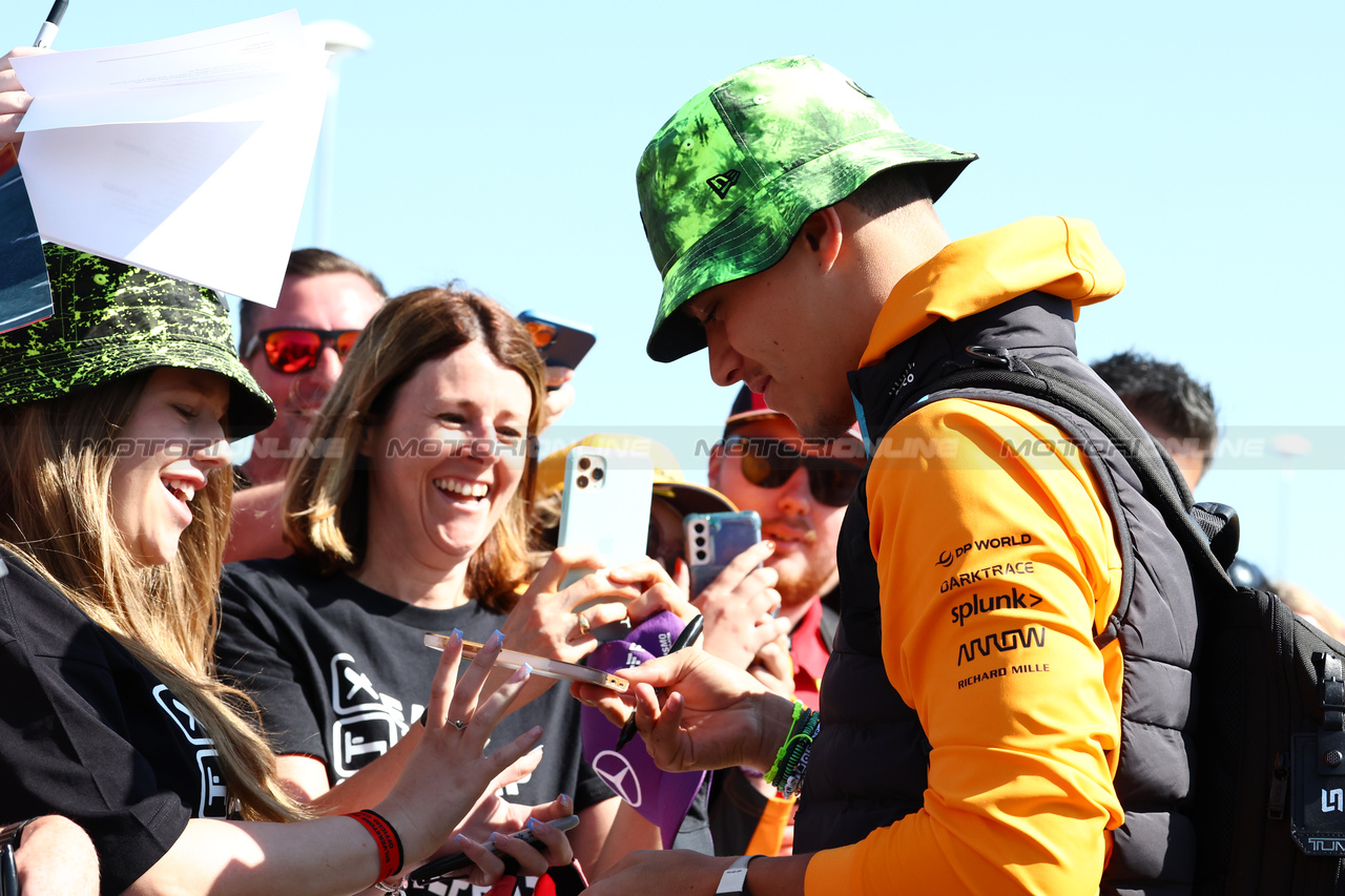 GP GRAN BRETAGNA, Lando Norris (GBR) McLaren with fans.

07.07.2023. Formula 1 World Championship, Rd 11, British Grand Prix, Silverstone, England, Practice Day.

 - www.xpbimages.com, EMail: requests@xpbimages.com © Copyright: Coates / XPB Images