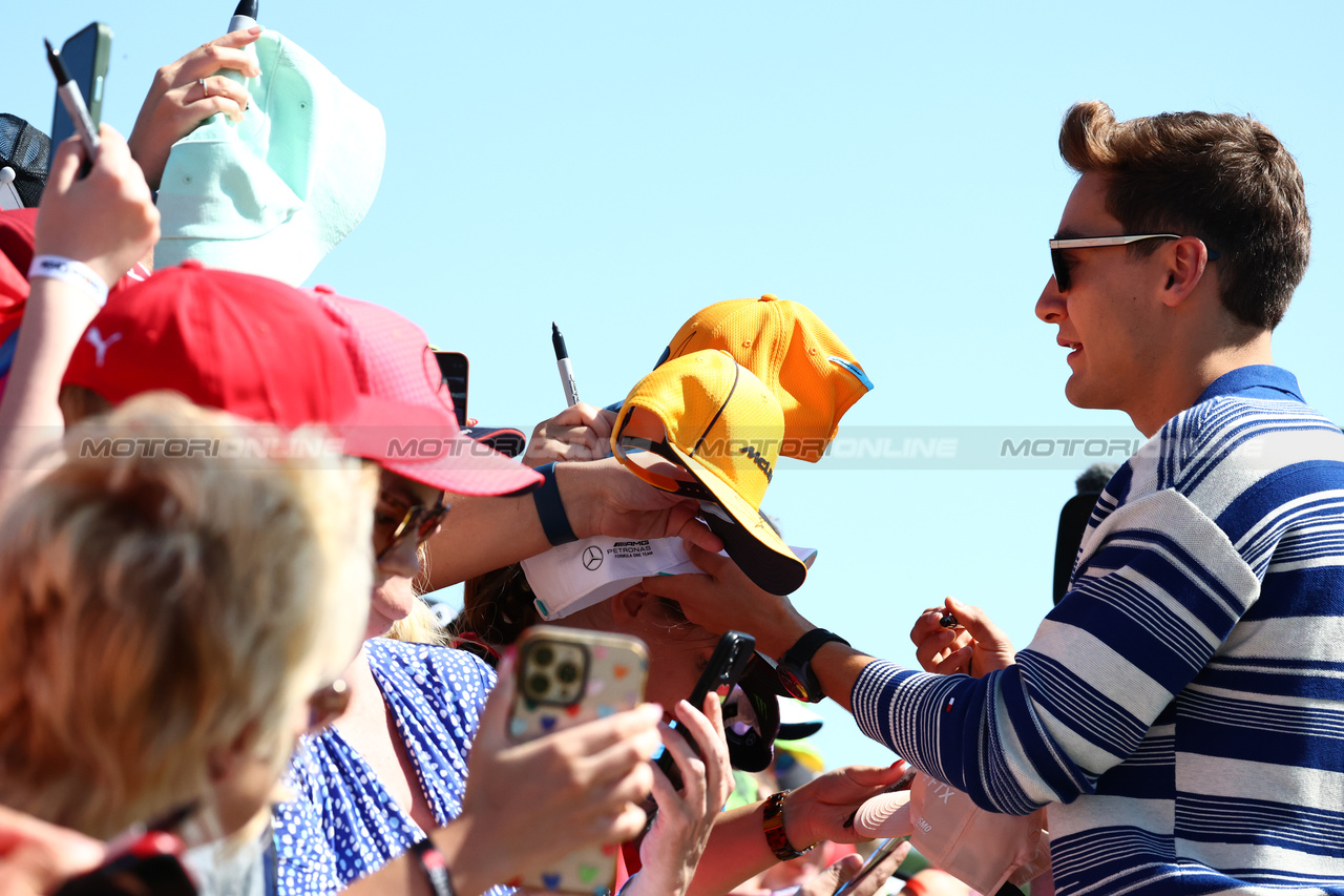 GP GRAN BRETAGNA, George Russell (GBR) Mercedes AMG F1 with fans.

07.07.2023. Formula 1 World Championship, Rd 11, British Grand Prix, Silverstone, England, Practice Day.

 - www.xpbimages.com, EMail: requests@xpbimages.com © Copyright: Coates / XPB Images