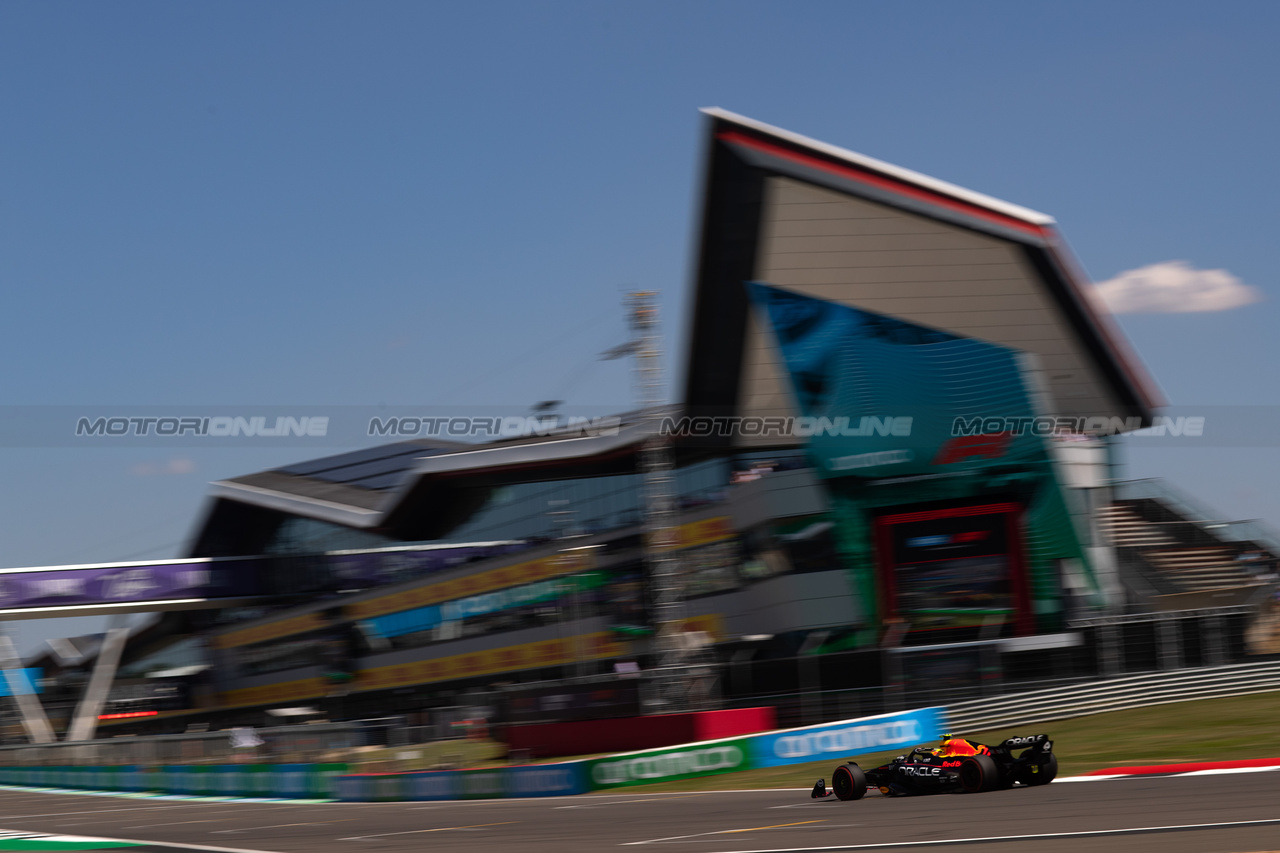 GP GRAN BRETAGNA, Sergio Perez (MEX) Red Bull Racing RB19.

07.07.2023. Formula 1 World Championship, Rd 11, British Grand Prix, Silverstone, England, Practice Day.

- www.xpbimages.com, EMail: requests@xpbimages.com © Copyright: Staley / XPB Images