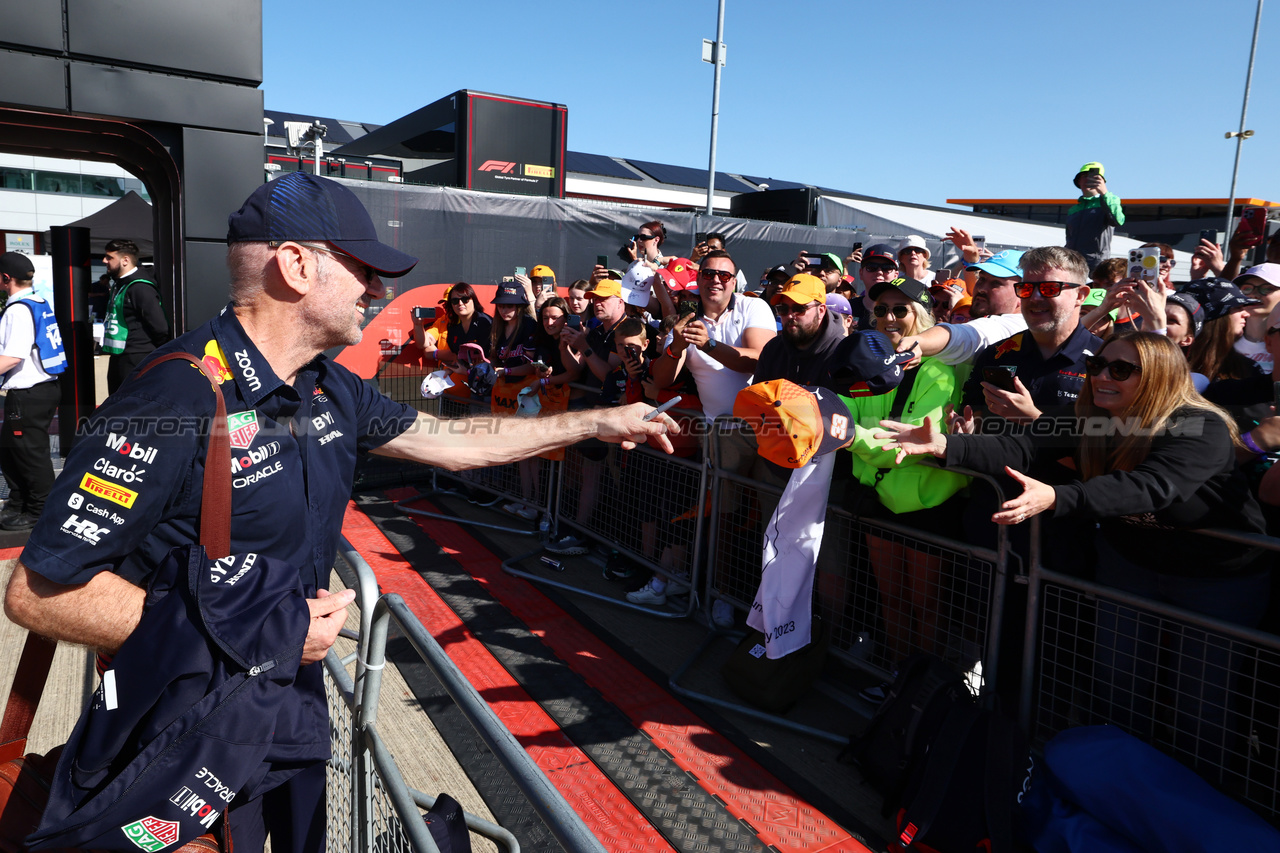 GP GRAN BRETAGNA, Adrian Newey (GBR) Red Bull Racing Chief Technical Officer with fans.

07.07.2023. Formula 1 World Championship, Rd 11, British Grand Prix, Silverstone, England, Practice Day.

 - www.xpbimages.com, EMail: requests@xpbimages.com © Copyright: Coates / XPB Images
