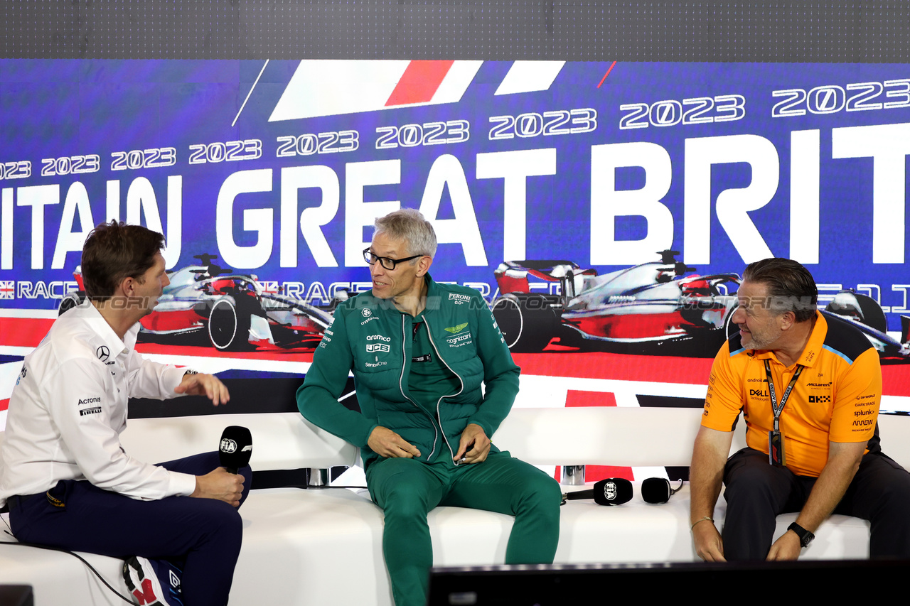 GP GRAN BRETAGNA, (L to R): James Vowles (GBR) Williams Racing Team Principal; Mike Krack (LUX) Aston Martin F1 Team, Team Principal; e Zak Brown (USA) McLaren Executive Director, in the FIA Press Conference.

07.07.2023. Formula 1 World Championship, Rd 11, British Grand Prix, Silverstone, England, Practice Day.

- www.xpbimages.com, EMail: requests@xpbimages.com © Copyright: Bearne / XPB Images