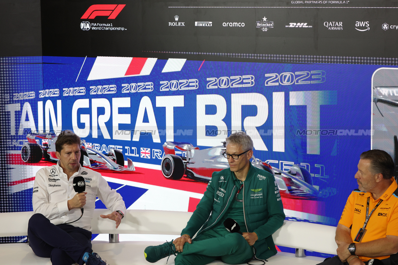 GP GRAN BRETAGNA, (L to R): James Vowles (GBR) Williams Racing Team Principal; Mike Krack (LUX) Aston Martin F1 Team, Team Principal; e Zak Brown (USA) McLaren Executive Director, in the FIA Press Conference.

07.07.2023. Formula 1 World Championship, Rd 11, British Grand Prix, Silverstone, England, Practice Day.

- www.xpbimages.com, EMail: requests@xpbimages.com © Copyright: Bearne / XPB Images